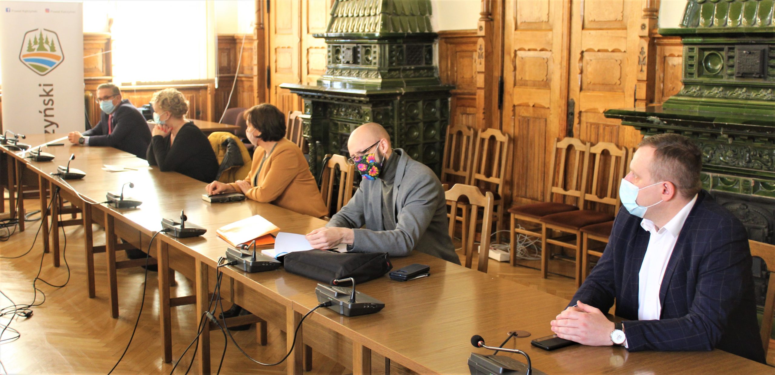 Zdjęcie przedstawia samorządowców z terenu powiatu kętrzyńskiego biorących udział w spotkaniu.