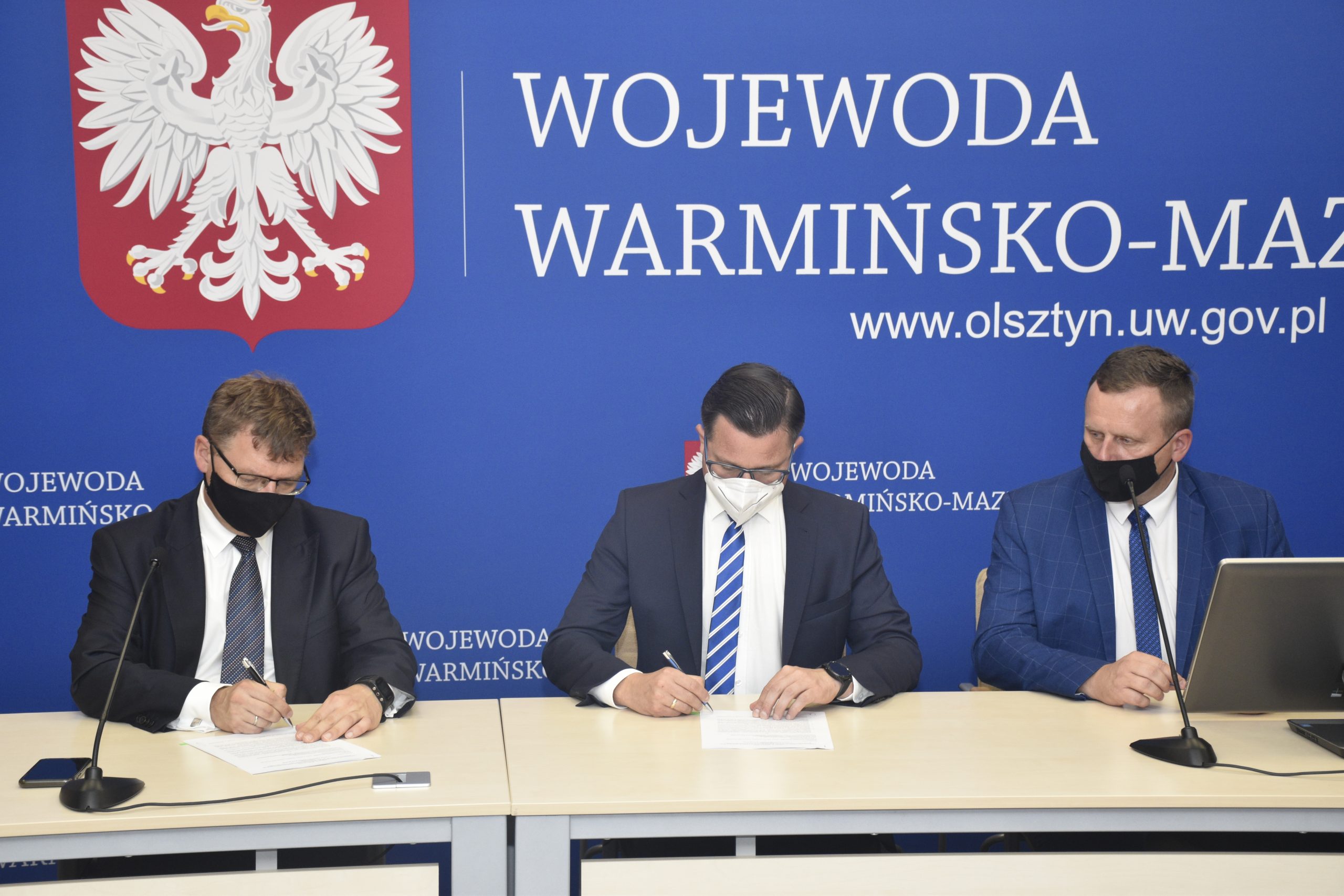Na zdjęciu od lewej wojewoda warmińsko-mazurski Artur Chojecki, starosta kętrzyński Michał Kochanowski oraz wicestarosta Andrzej Lewandowski