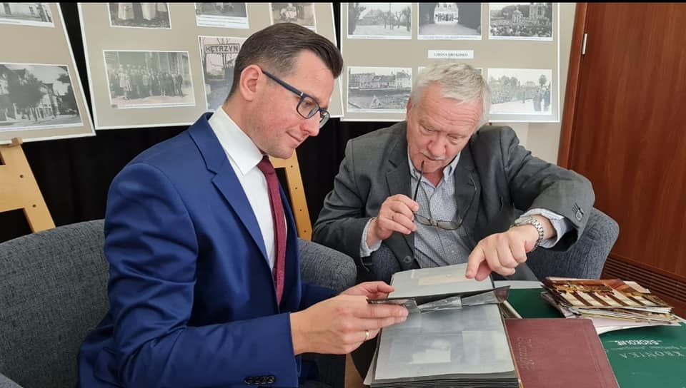 Zdjęcie przedstawia starostę Michała Kochanowskiego i dyrektora Centrum Tadeusza Korowaja.