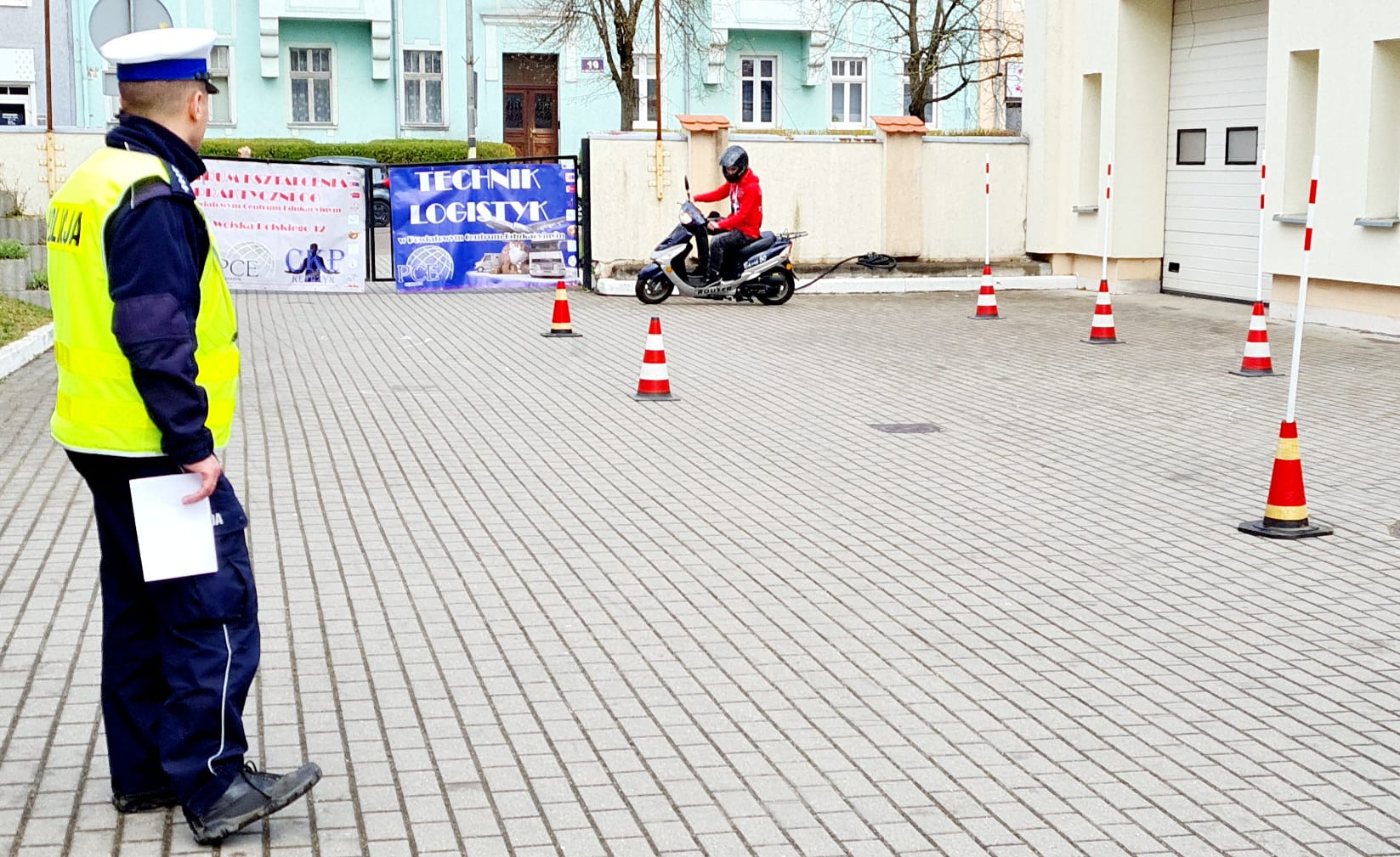 Turniej motoryzjacyjny. Na zdjęciu zawodnik i policjant Komendy Powiatowej Policji w Kętrzynie