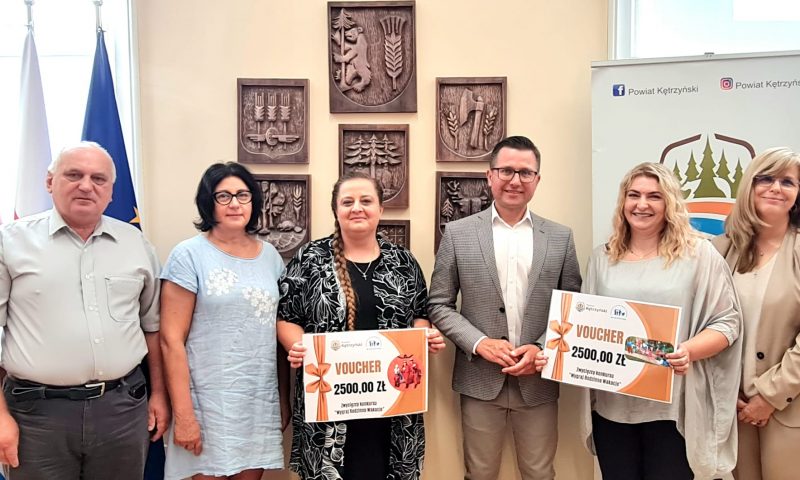 Laureaci konkursu „Wygraj Rodzinne Wakacje” nagrodzeni przez Zarząd Powiatu