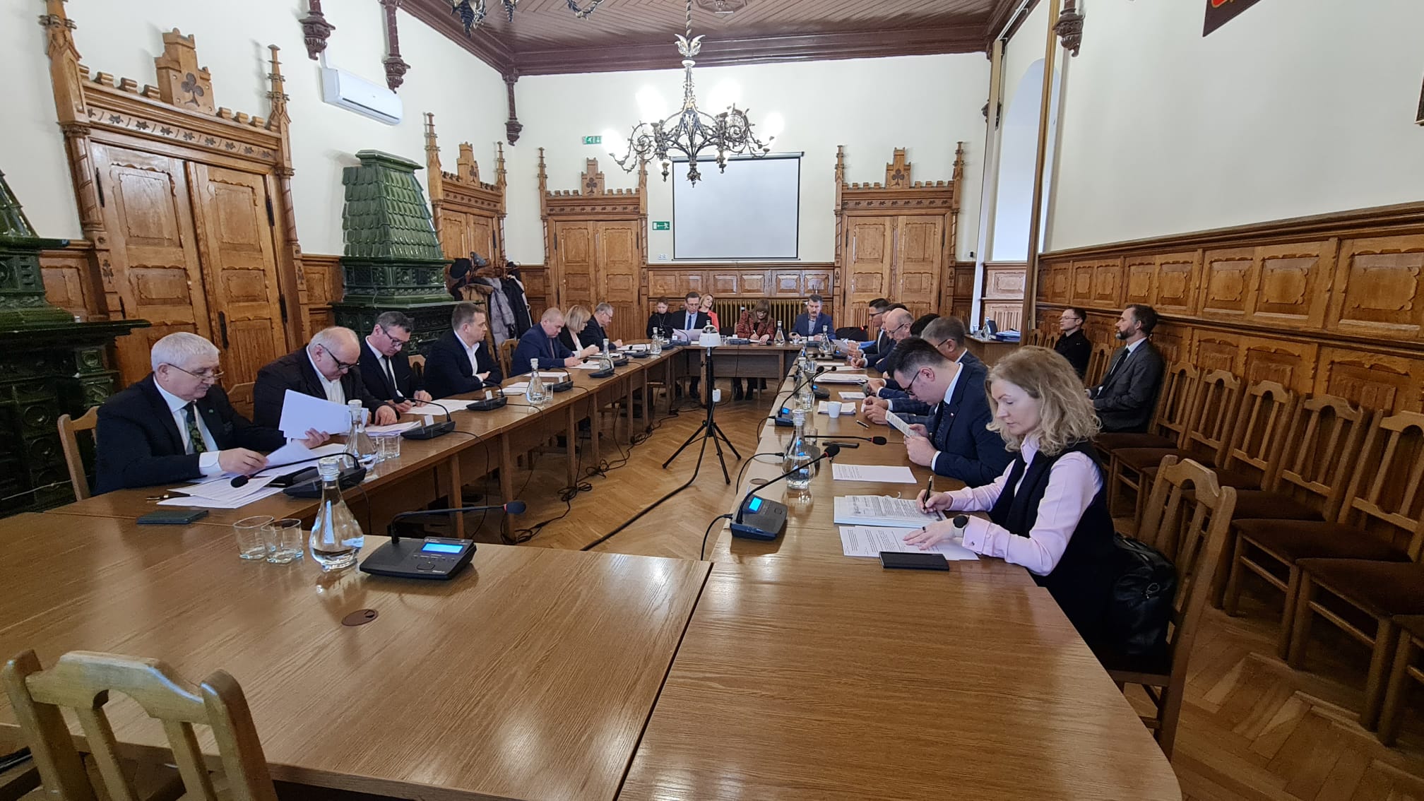 Zdjęcie przedstawia posiedzenie Rady Powiatu w Kętrzynie