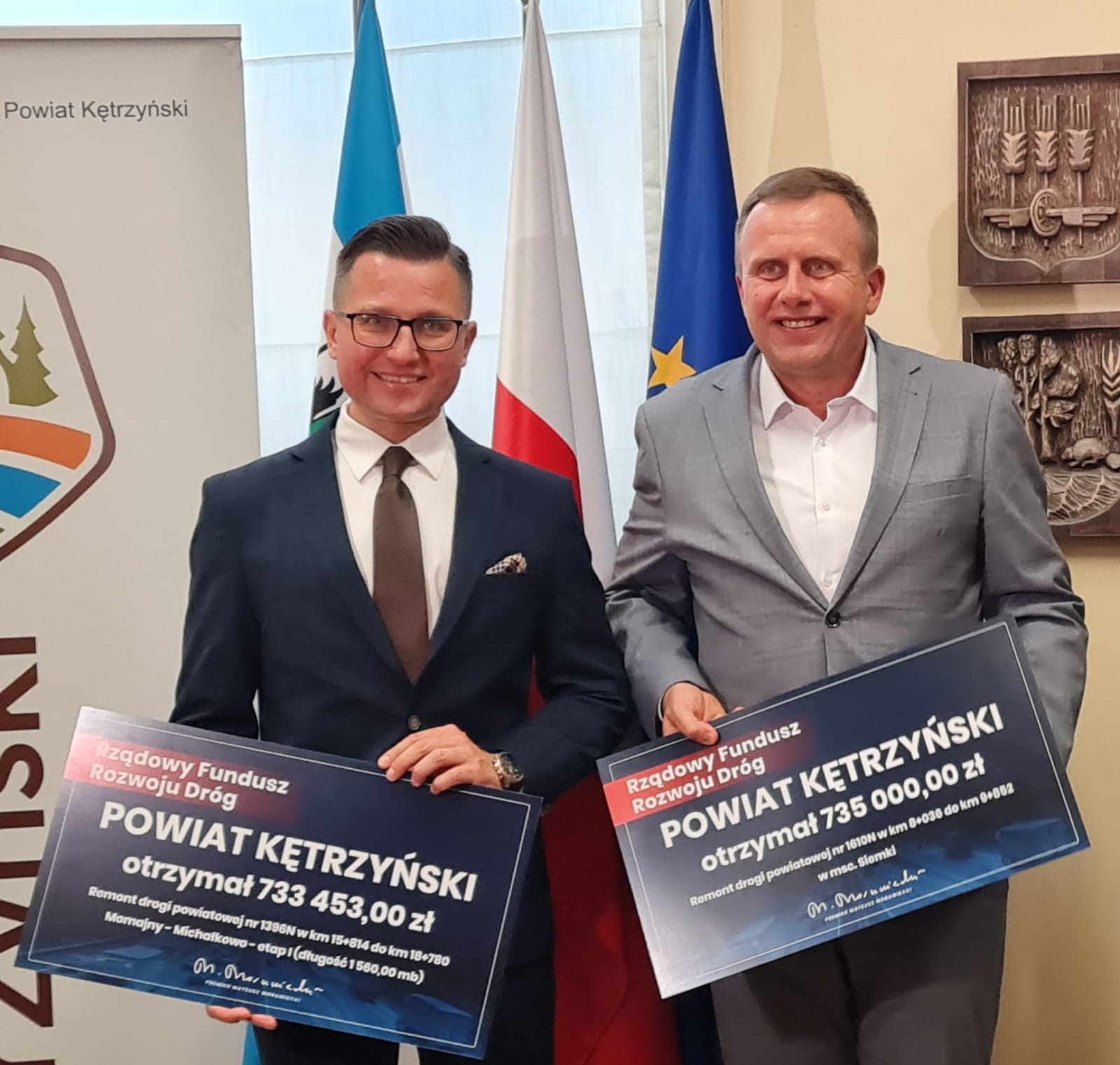 Wręczenie promes na remonty dróg - na zdjęciu od lewej starosta kętrzyński Michał Kochnowski oraz wicestarosta Andrzej Lewandowski