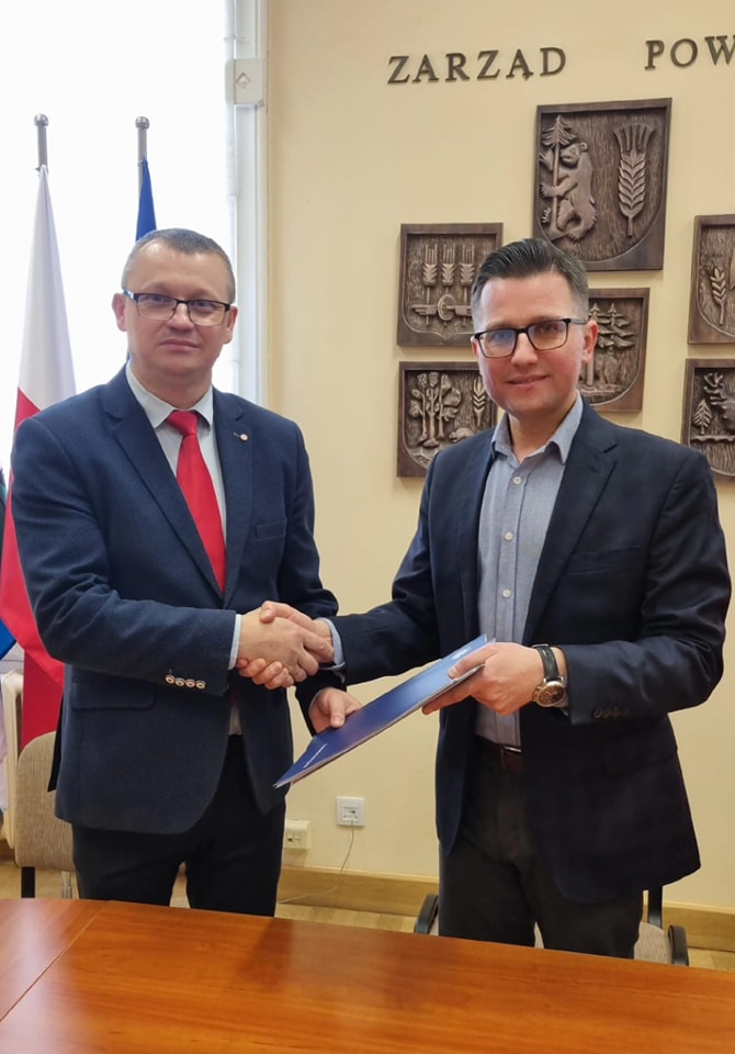 Na zdjęciu od lewej: wykonawca inwestycji Jacek Pasik i Starosta Kętrzyński Michał Kochanowski