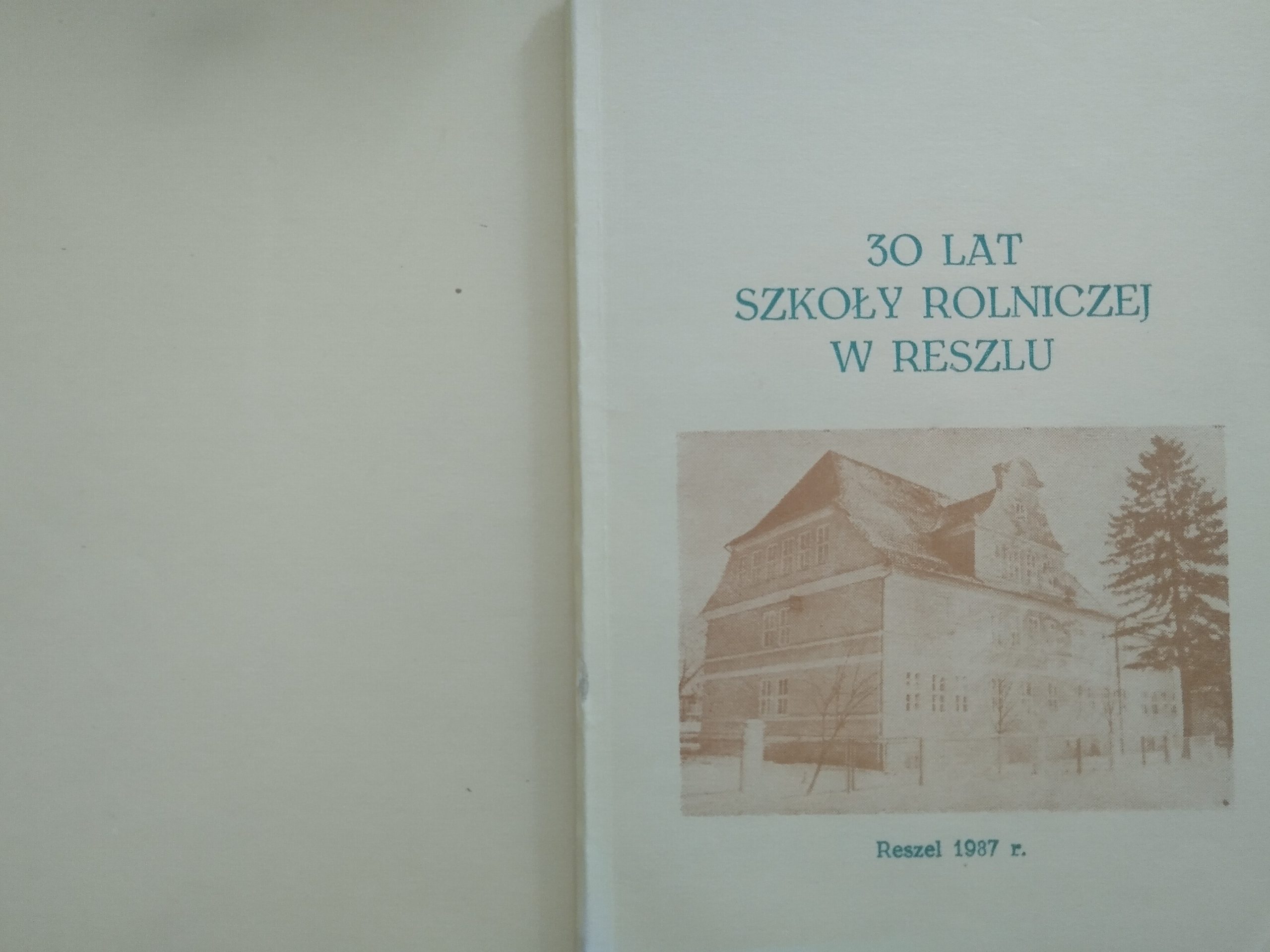 Zdjęcie przedstawia okładkę książki pt.: "30 lat Szkoły Rolniczej w Reszlu"