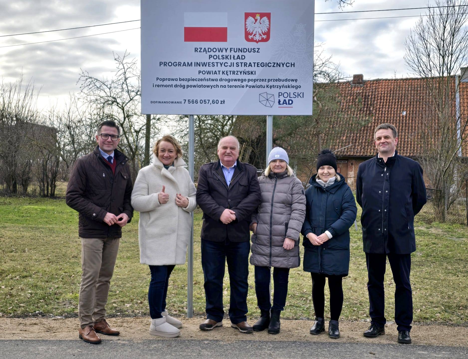 Na zdjęciu od lewej Starosta Kętrzyński - Michał Kochanowski, Wójt Gminy Barciany Marta Kamińska, Członek Zarządu Mirosław Bobrowski, mieszkanki Windy oraz wicestarosta Łukasz Wiśniewski
