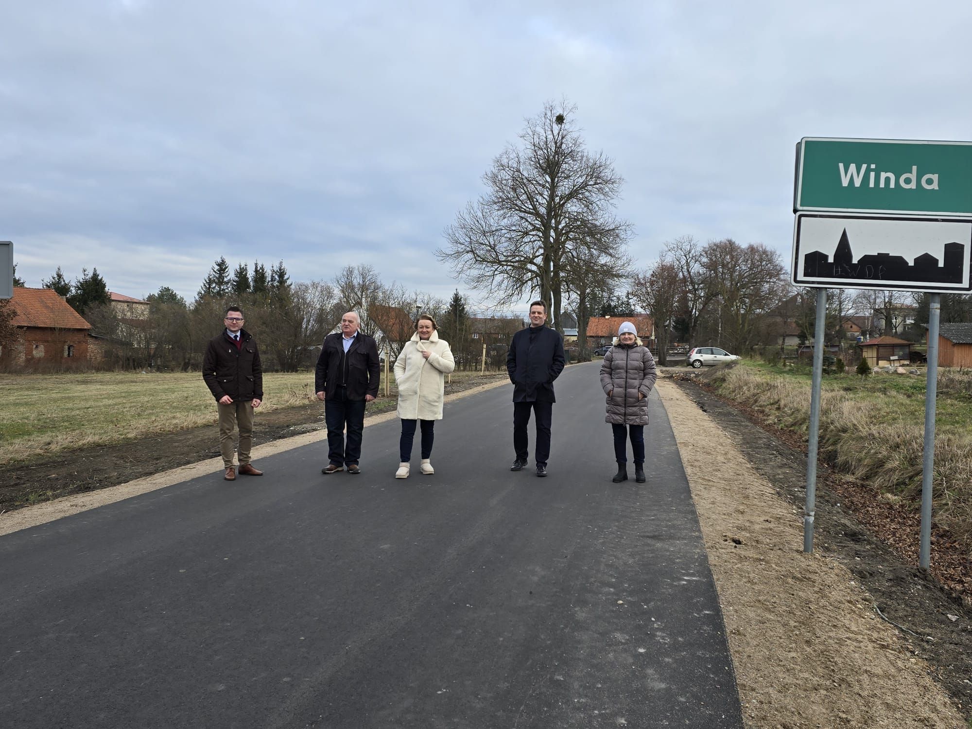 Na zdjęciu od lewej: Starosta Kętrzyński Michał Kochanowski, członek Zarządu Mirosław Bobrowski, Wójt Gminy Barciany, wicestarosta Łukasz Wiśniewski oraz mieszkanka miejscowości Winda