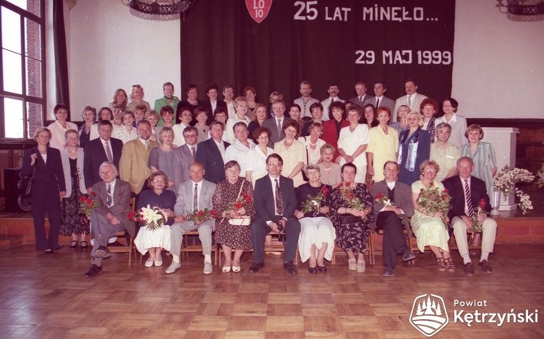 2. Absolwenci (matura w 1974 r.) Liceum Ogólnokształcącego im. W. Kętrzyńskiego podczas spotkania w auli szkoły wraz z nauczycielami i ówczesnym dyrektorem. Fot. z 29.05.1999 r.