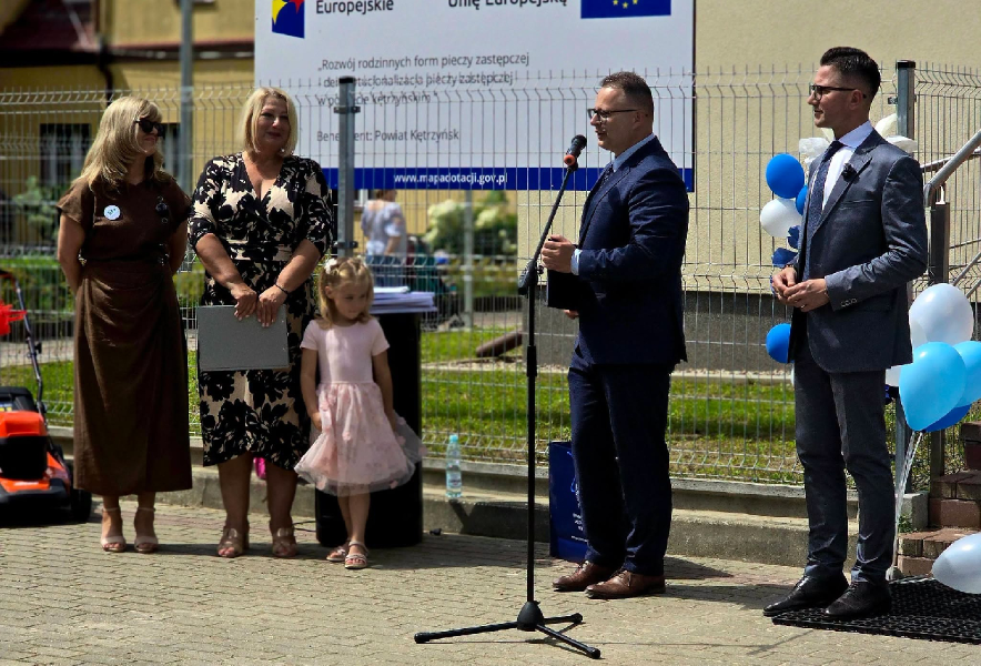 Zdjęcie przedstawia otwarcie Rodzinnego Domu Dziecka