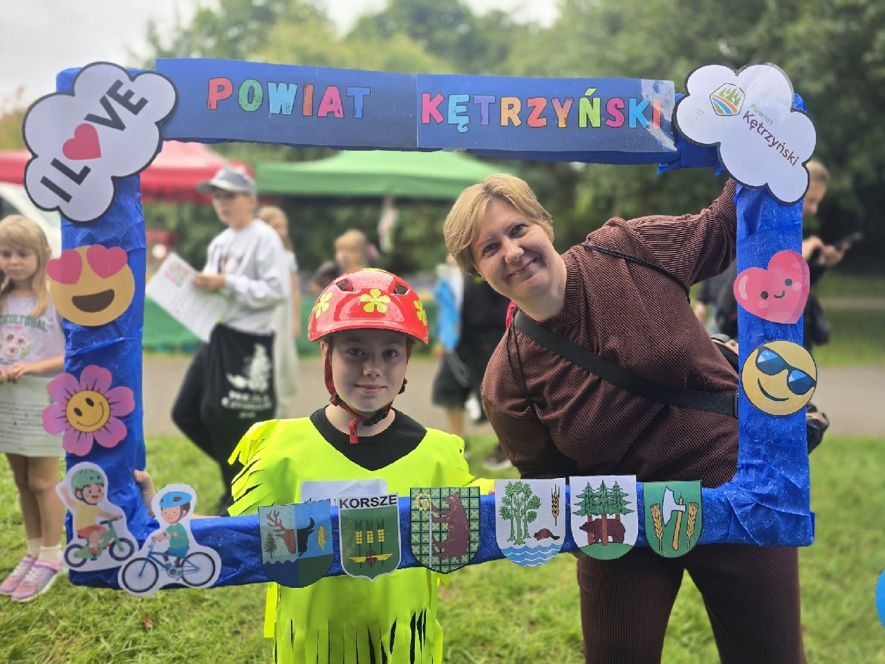 Zdjęcie przedstawia stoisko powiatu podczas pikniku