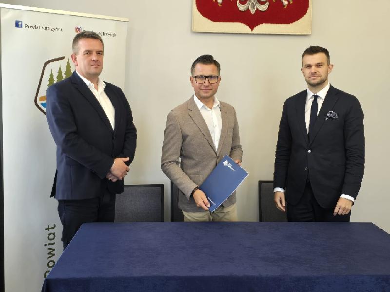 Zdjęcie przedstawia starostów oraz wykonawcę podczas podpisania umowy.