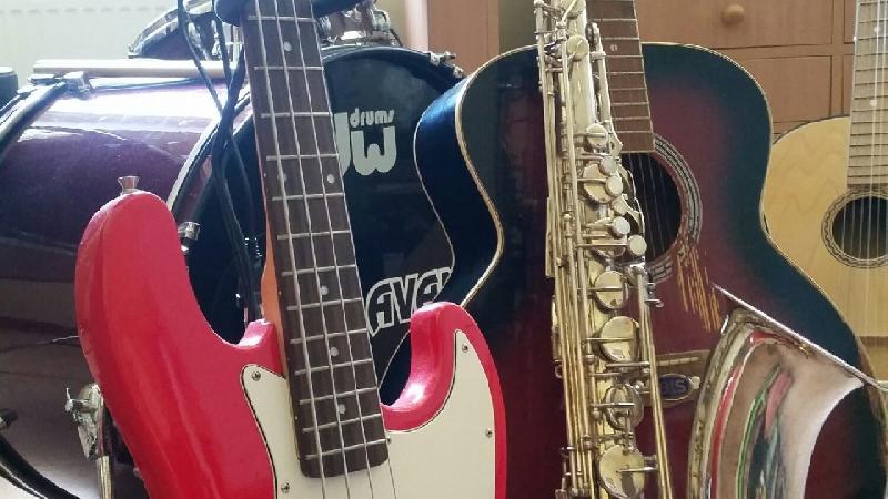 zdjęcie przedstawia gitarę
