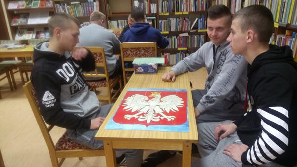 Edukacyjne gry planszowe z historycznym tłem w Powiatowej Bibliotece Publicznej w Kętrzynie