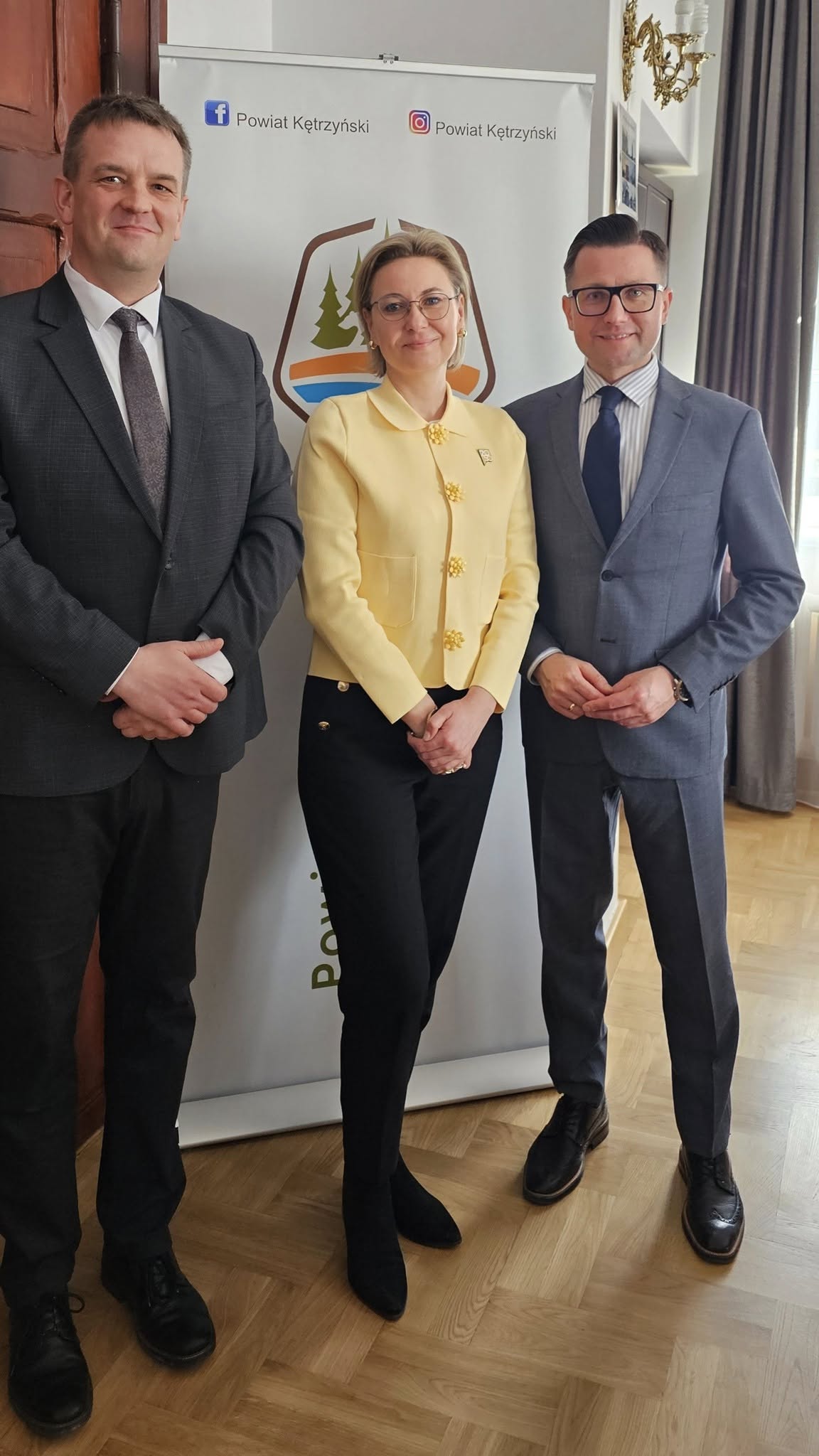 Zdjęcie przedstawia minister Adriana Porowską, starostę Michała Kochanowskiego oraz wicestarostę Łukasza Wiśniewskiego